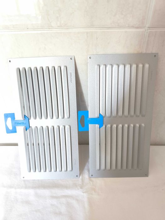 Duas grelhas de ventilação *novas* - 15 por 30 cm