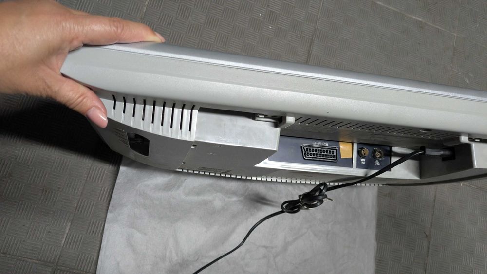 TV Philips LCD 20" – Modelo 20PF8846/12