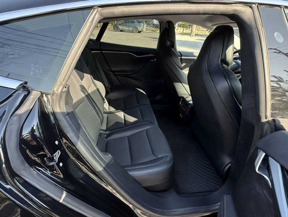 Тесла модель С 2018р повнопривідна.