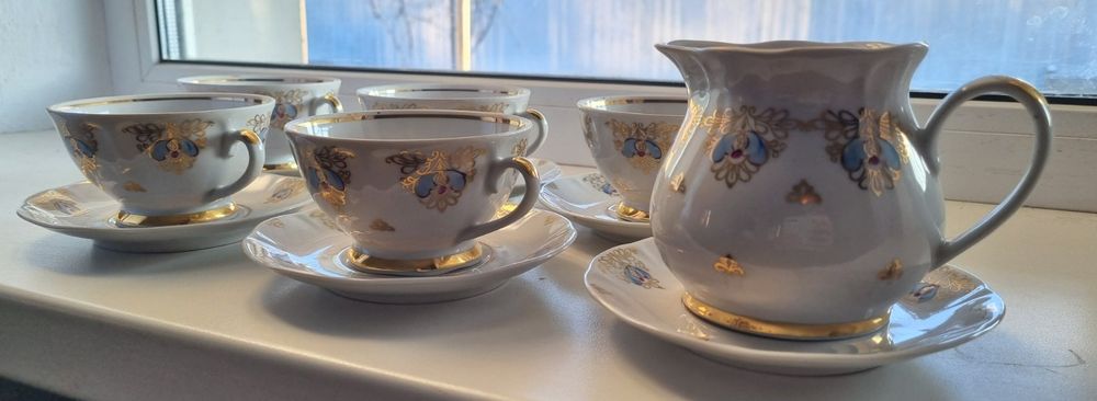Продам набір чашок з блюдцями та молочник.