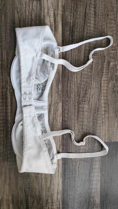 śliczny stanik TRIUMPH 75 B w super stanie