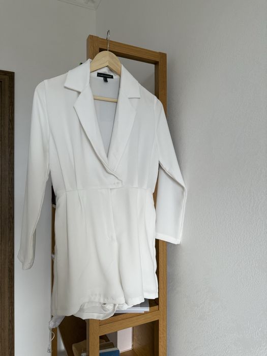 Женский деловой сарафан белый с шортами костюмчик