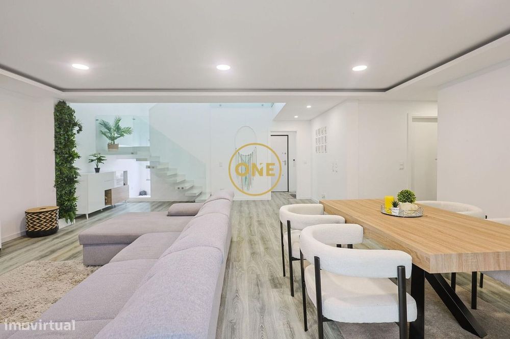 Moradia T4 Moderna com 262m2, Suite com Closet, Garagem e Varandas – R