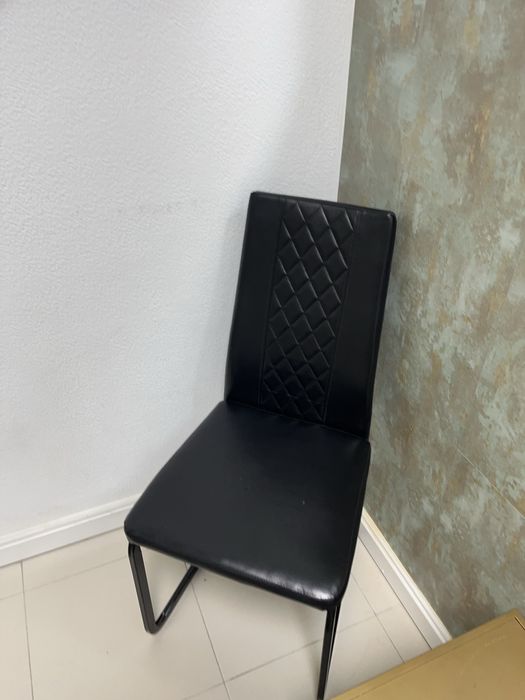 Cadeira preta pouco usada