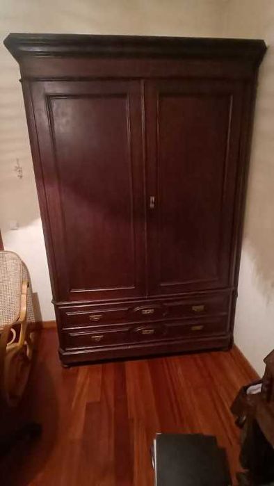 Armário Roupeiro antigo - em bom estado