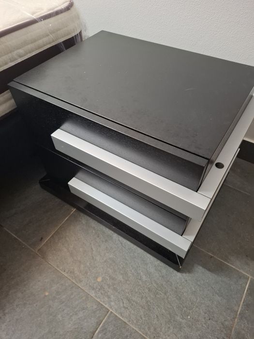 Cama Sommier casal estrado com colchão 2  mesas de cabeceira aparador