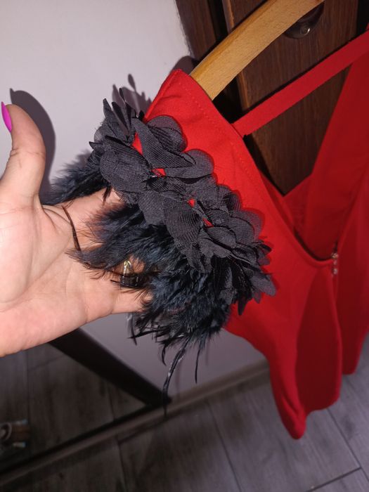 Czerwona sukienka z piórami S