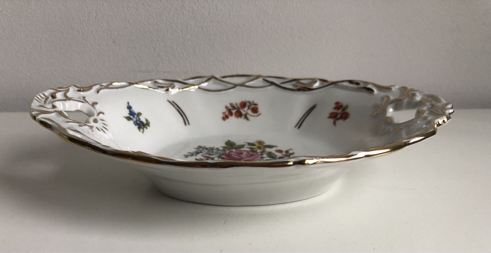 Porcelana biała miseczka salaterka na przekąski czy orzeszki