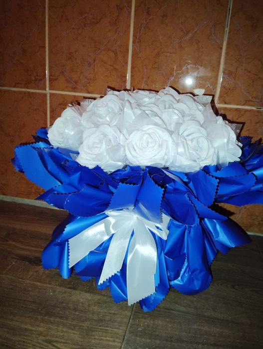 Букет с белых роз которые светятся