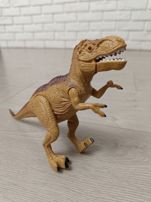 Dinozaur z dźwiękiem i światełkami *