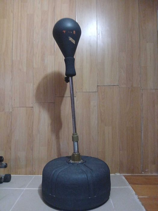 Saco de boxe de chão com luvas de boxe