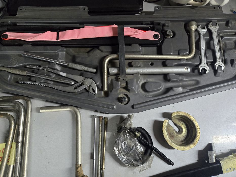 Набор ключи домкрат баллонник знак ключ свечной  bmw бмв е39 е38 е46