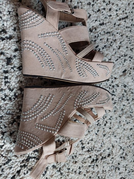 Sandálias bege com aplicações
