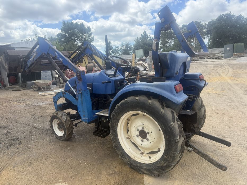 Trator agricola 4x4 com 30 cv e carregador frontal