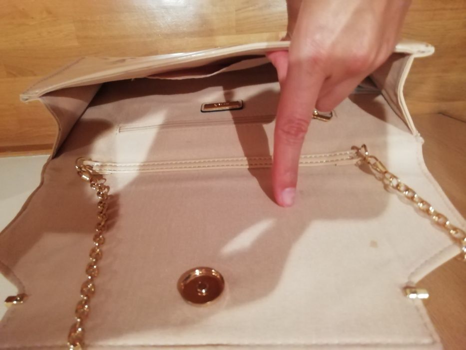 Mala em verniz bege de mão ou corrente dourada como alça