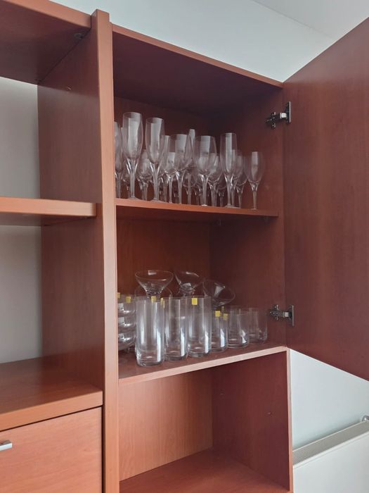 Conjunto de móvel de sala e mesa de centro em madeira