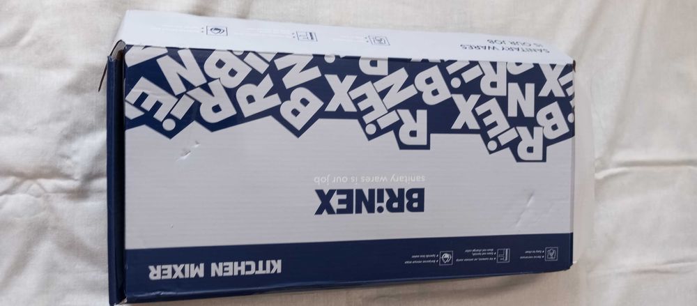 Змішувач на кухню новий та два шланги в комплектіі