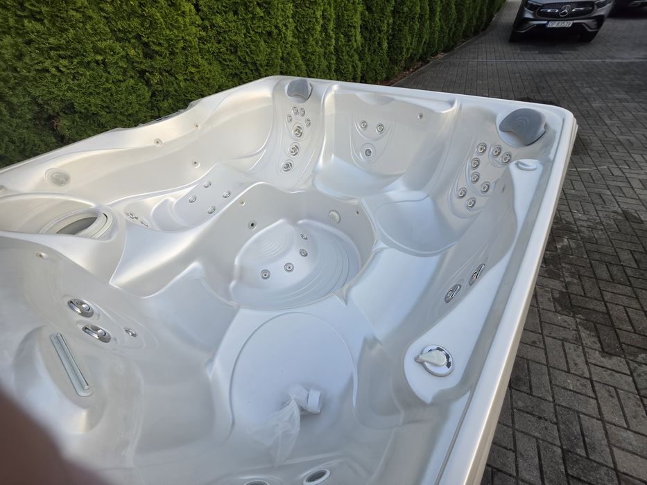 JACUZZI Hotspring 6-7 osób