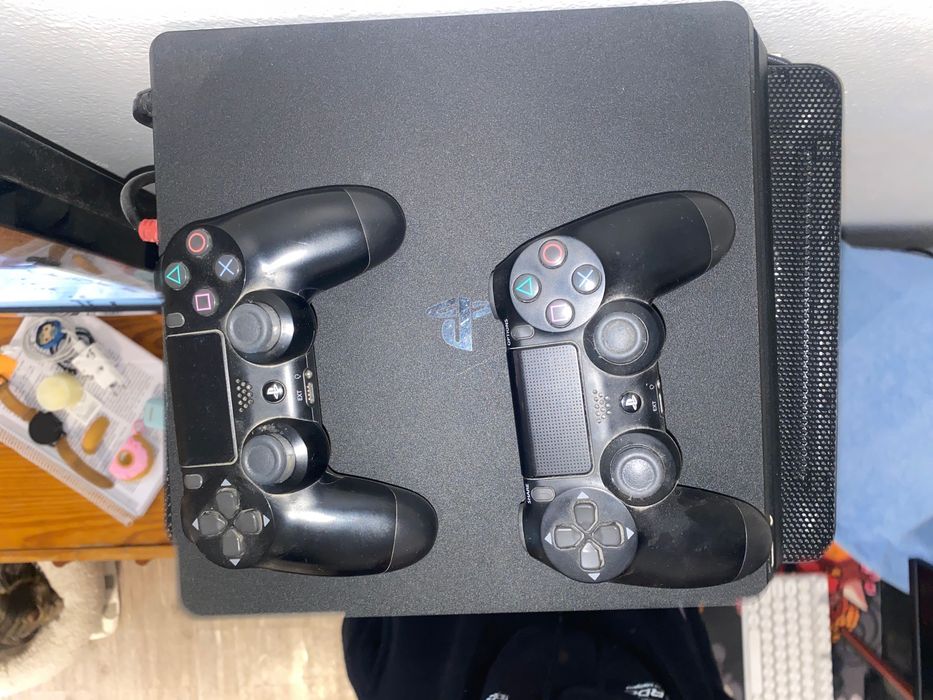 Ps4 1 TB com 3 jogos e dois comandos.valor negociável
