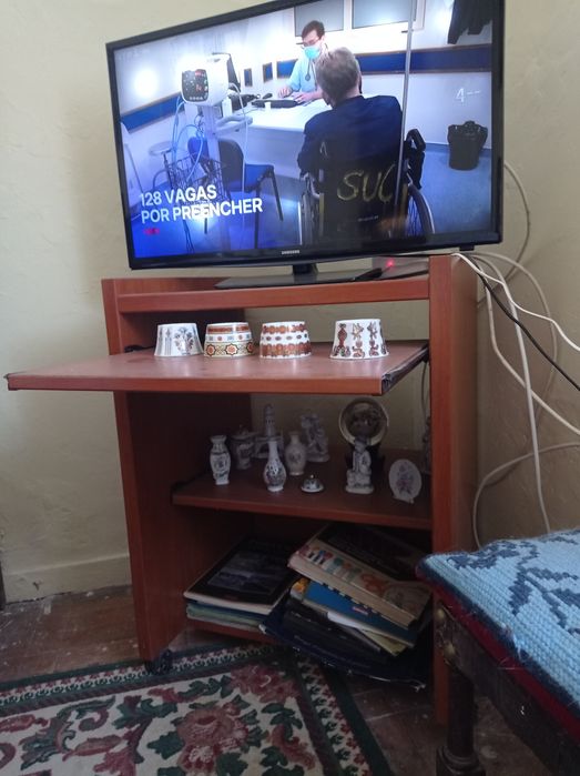 Móvel com prateleiras