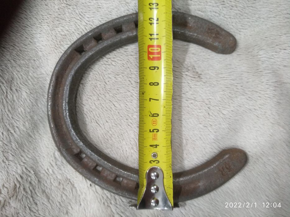 Підкови і цвяхи до них в асортименті різних розмірів і моделей