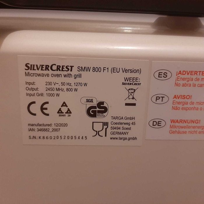 Frigorífico, forno e microondas