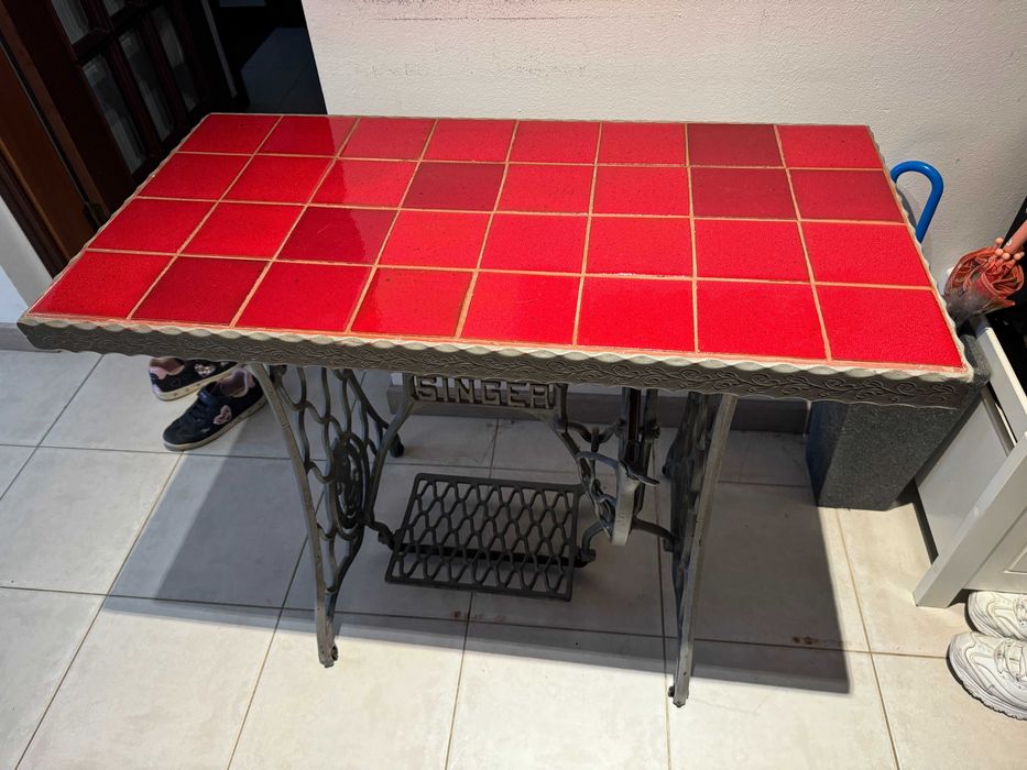 Mesa singer com tampo em ferro forjado revestido em vidrado