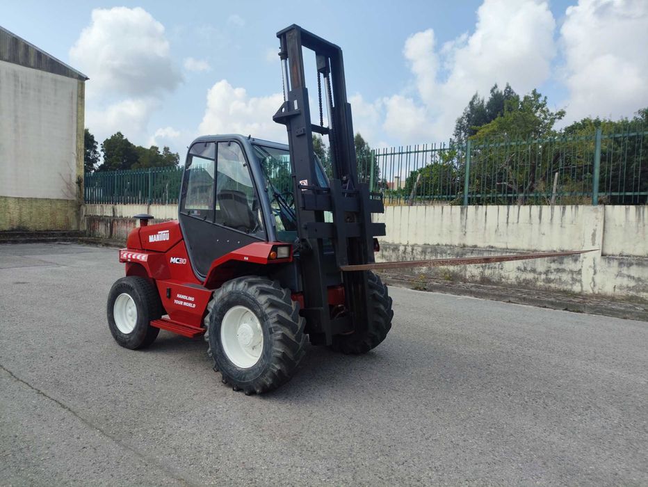 Manitou 3T , motor Perkins, Garfos longos.