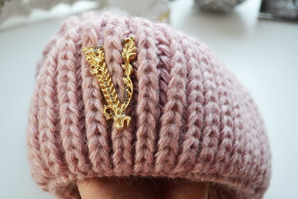 Розовая шапка с отворотом Versace