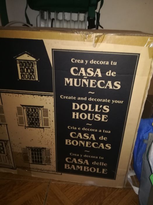Casa de bonecas nova na caixa
