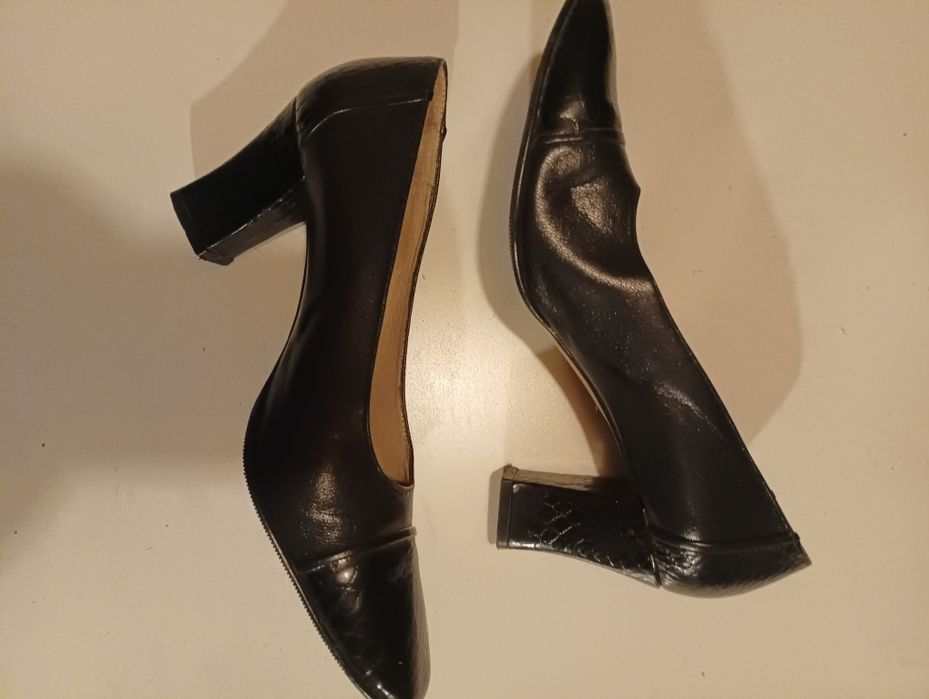 Sapatos de pele em preto,com feitio de pele de cobra á frente e no salto,de marca, sapataria Gabite, tamanho 40