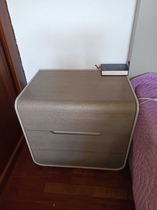 Cama e mesas de cabeceira