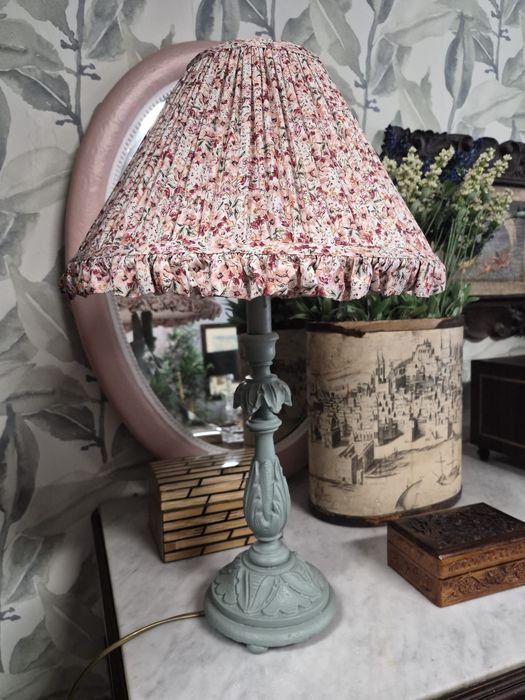 Par de candeeiros de mesa com pé em madeira.