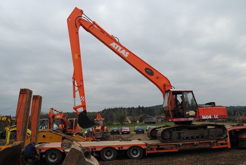 Wykopy, kopanie stawów, stawy, spycharka gąsienicowa, usługi koparką.