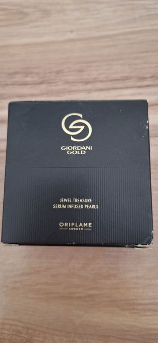 Puder z serum w perełkach Giordani Gold