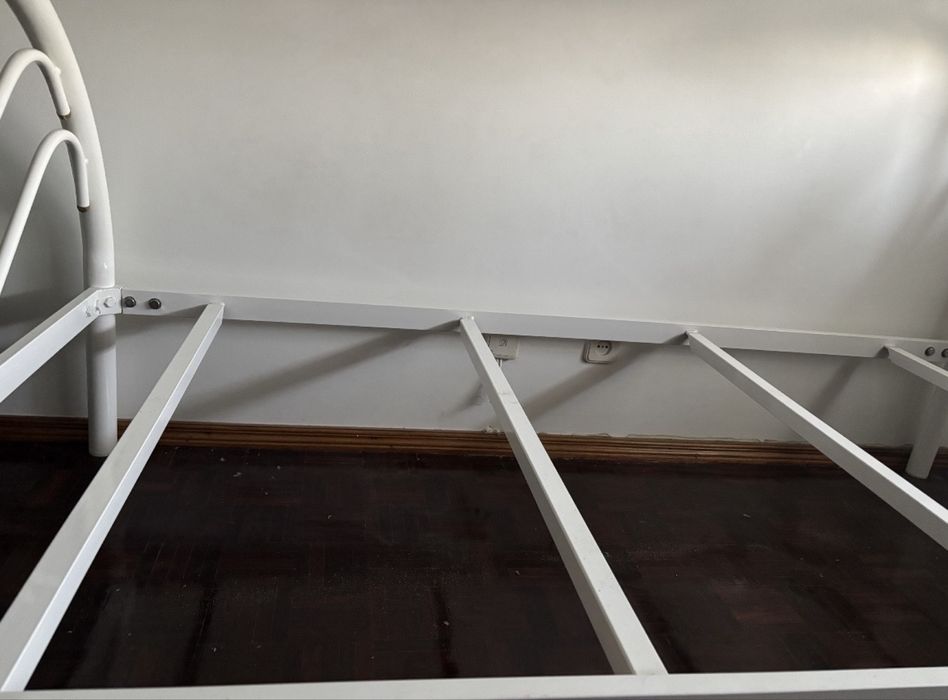 Cama de solteiro em ferro
