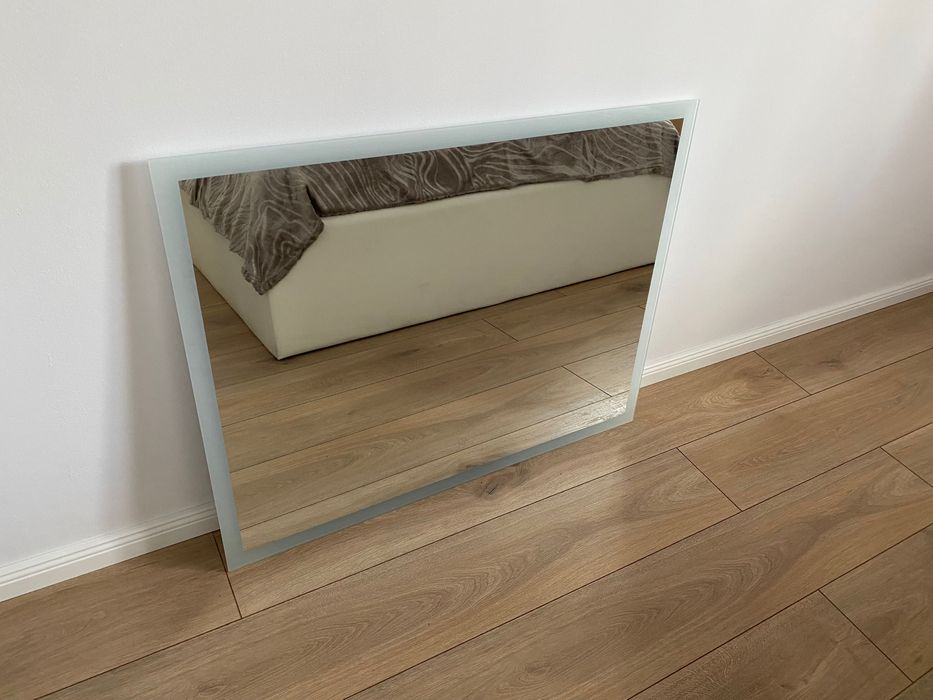 Nowe Lustro z wbudowanym oświetleniem 90x70 cm