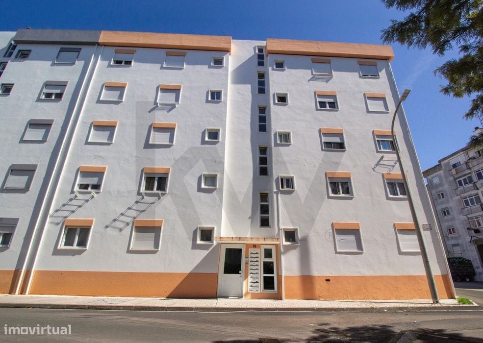 T3 Totalmente Remodelado no Coração de Almeirim – Onde a Conveniência