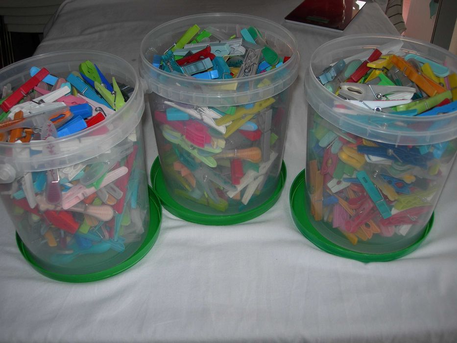 Molas da roupa. Plásticas usadas.