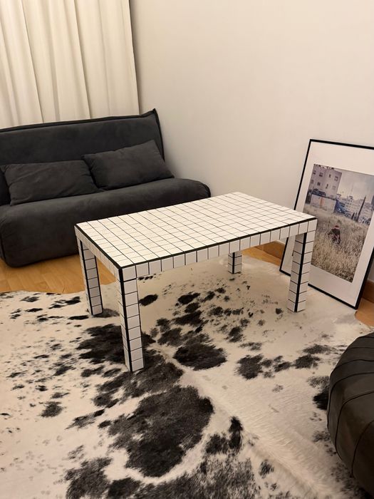 Mesa de centro minimalista em azulejos brancos