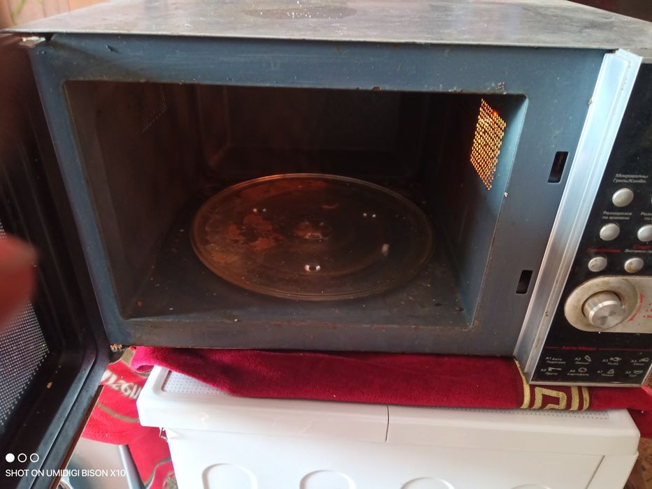 Современная микроволновая печь в отличном рабочем состоянии