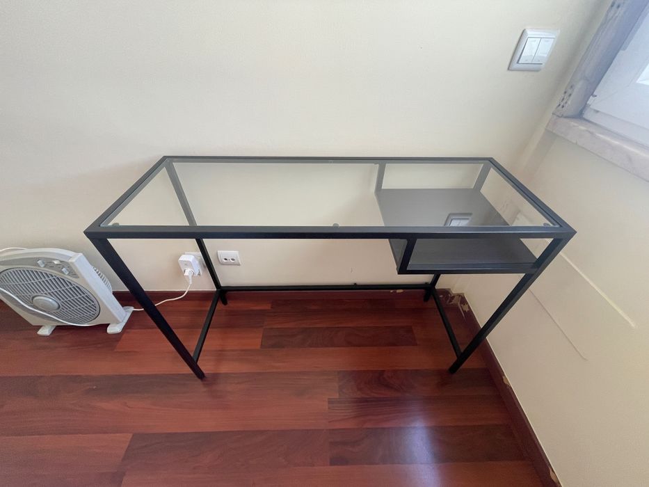 Mesa para portátil IKEA VITTSJÖ preta – excelente estado