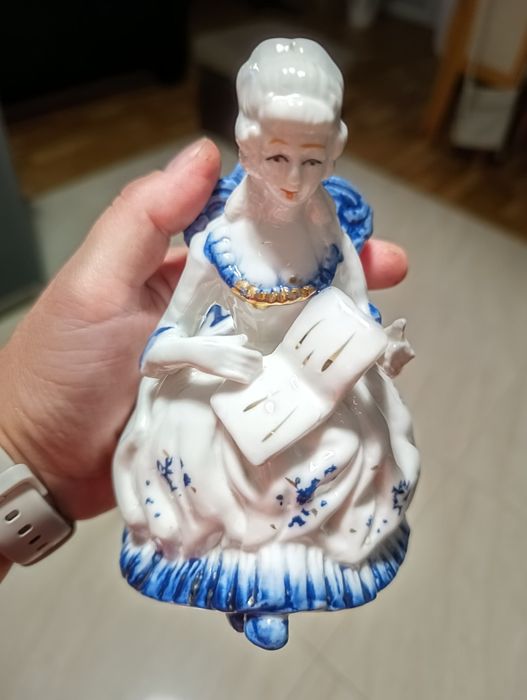 Porcelanowa dama z książką