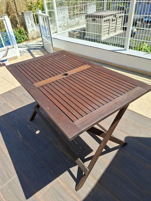 Conjunto de mesa e 4 cadeira ( existem 2 ) de madeira nobres de exterior