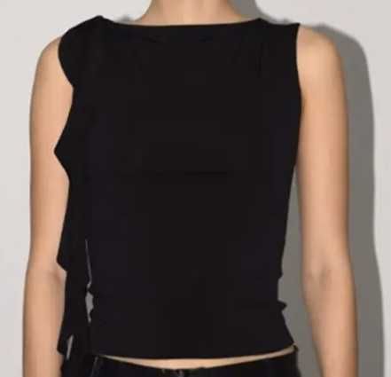 Czarny top z ozdobną falbaną