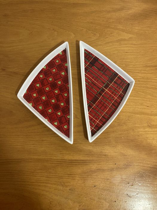 2 Christmas-themed triangular plates434038198838251520