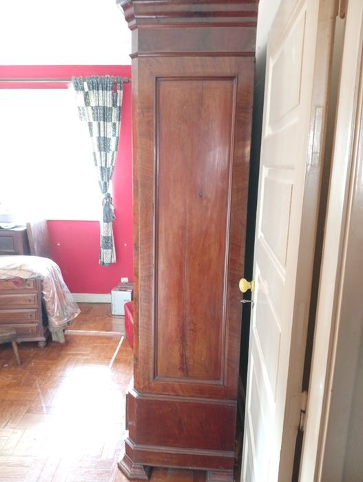 Guarda roupa em madeira antiga envernizado