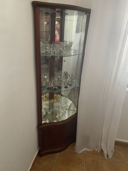 Móvel de esquina para sala ou sala de jantar com louça incluida.