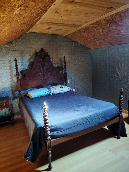 Cama de casal com colchão + mesa de cabeceira