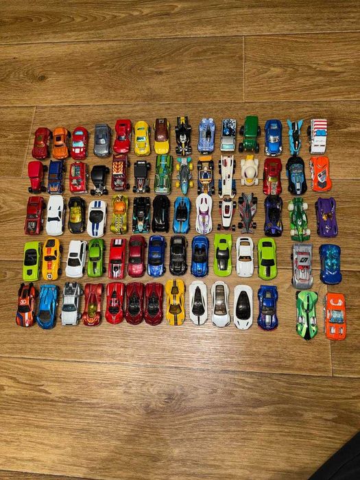 Набор Hot Wheels 70 машинок + кейс для хранения 48 + грузовой трак
